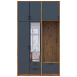  вішалкою, дзеркалом та високою антресолею 